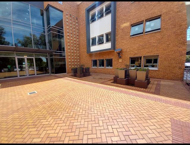 674M² OFFICE TO LET IN BRYANSTON